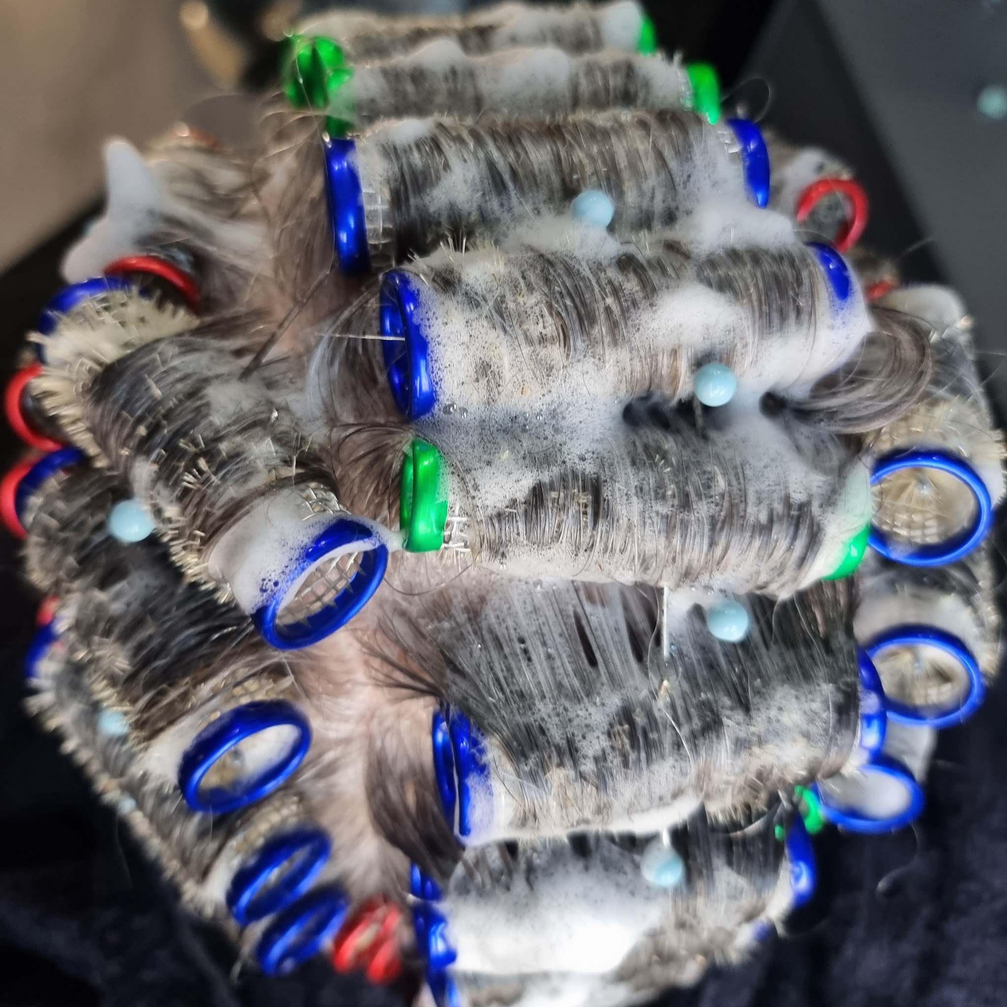 Haar op blauwe en groene krulspelden, van bovenaf
