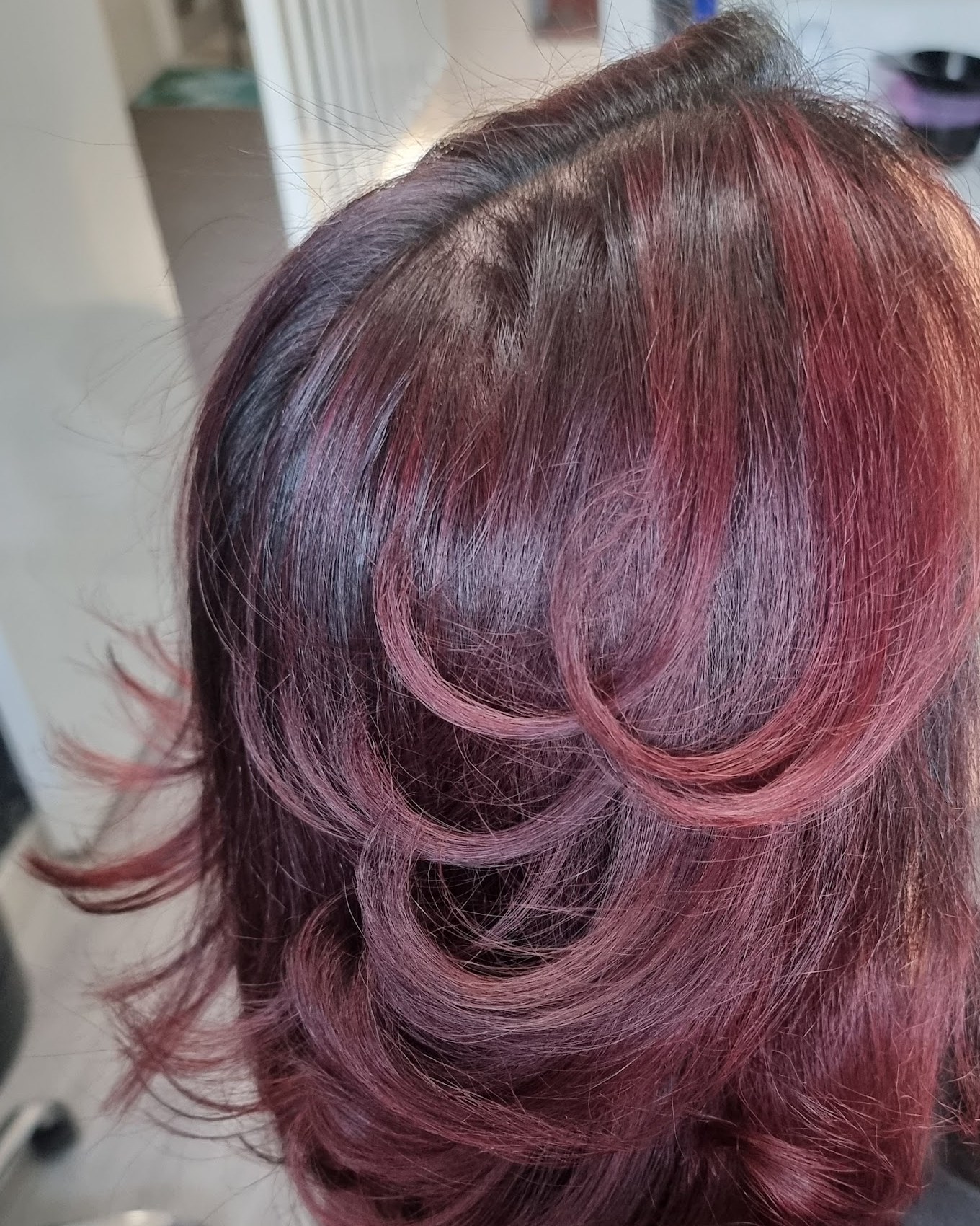 Rood en paars gekleurd haar met laagjes, van achteren