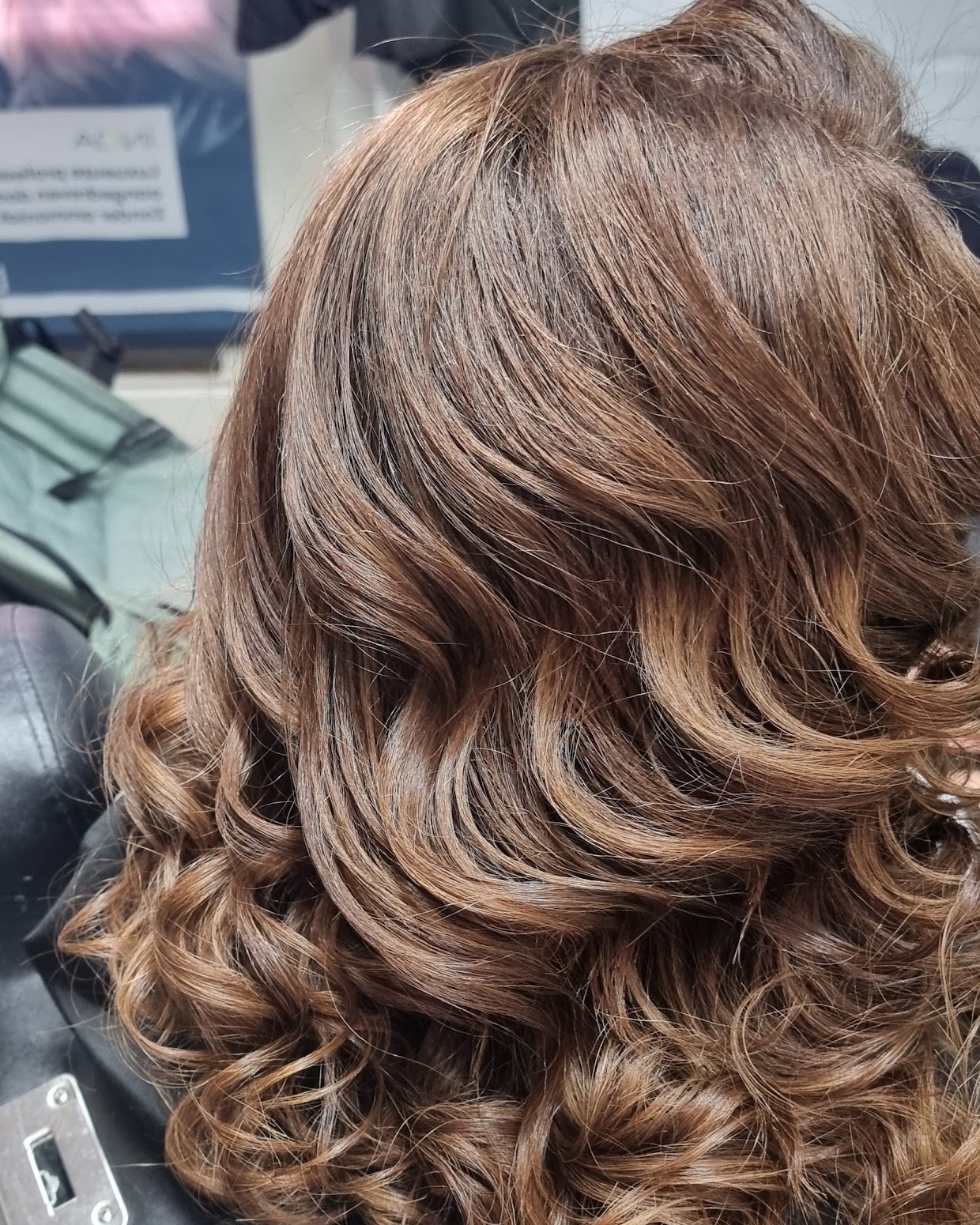 Bruine krullen, net geföhnd, in de stoel bij Kapsalon Fatin