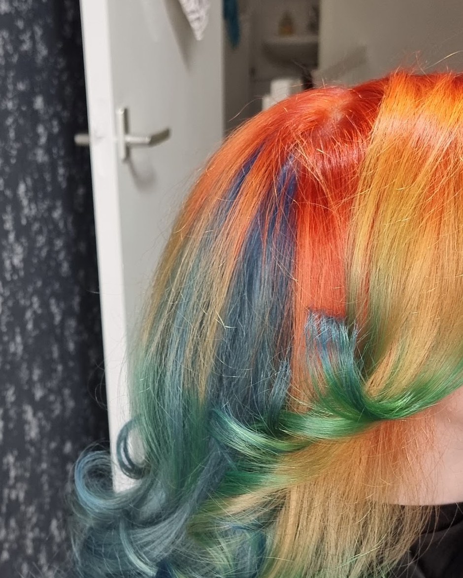 Haar in regenboogkleuren: rood, oranje, geel, groen en blauw