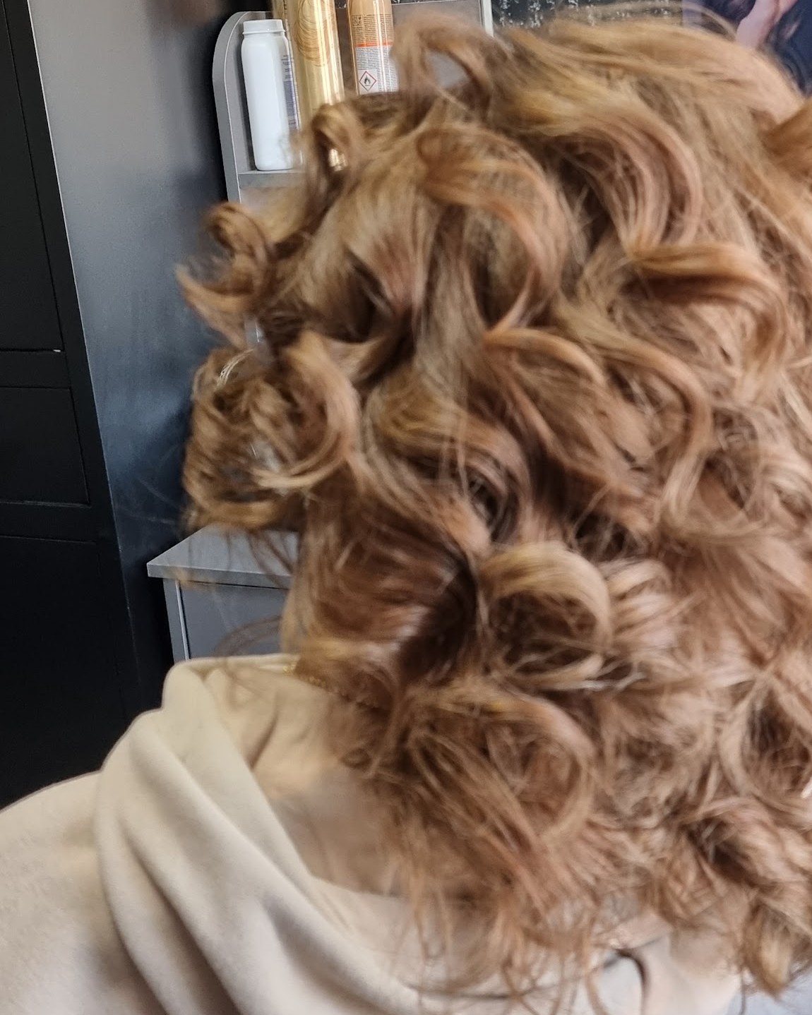 Goudblonde krullen van achteren